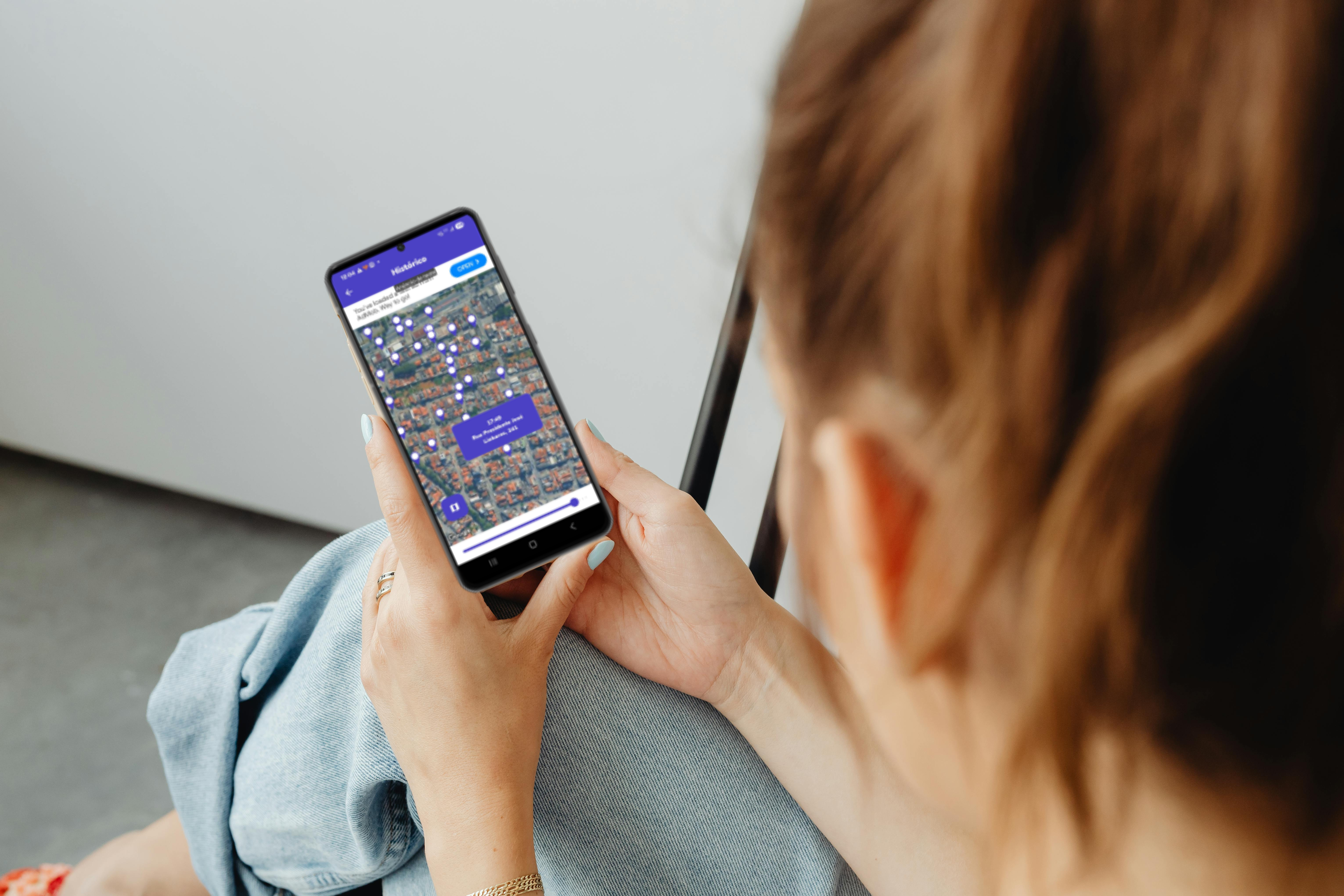 Pessoa usando o EverClose no smartphone, visualizando o percurso